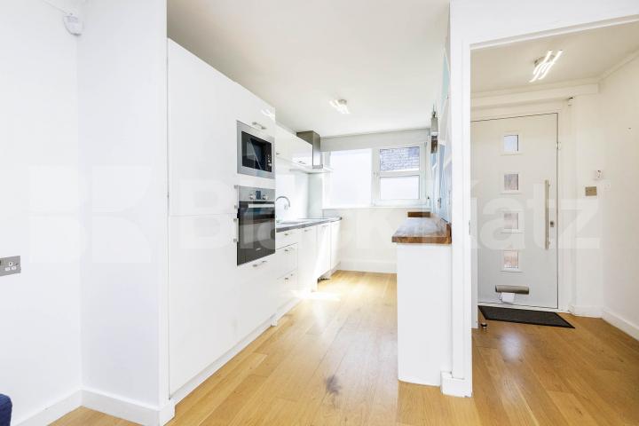 modern and spacious 1 bedroom with patio and close to zone 2 station Lockhart Close, Caledonian Road